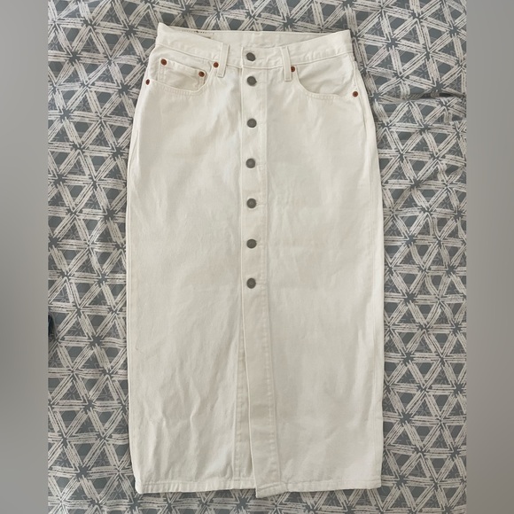 Levi’s button-front white denim skirt in 27 - Picture 9 of 10